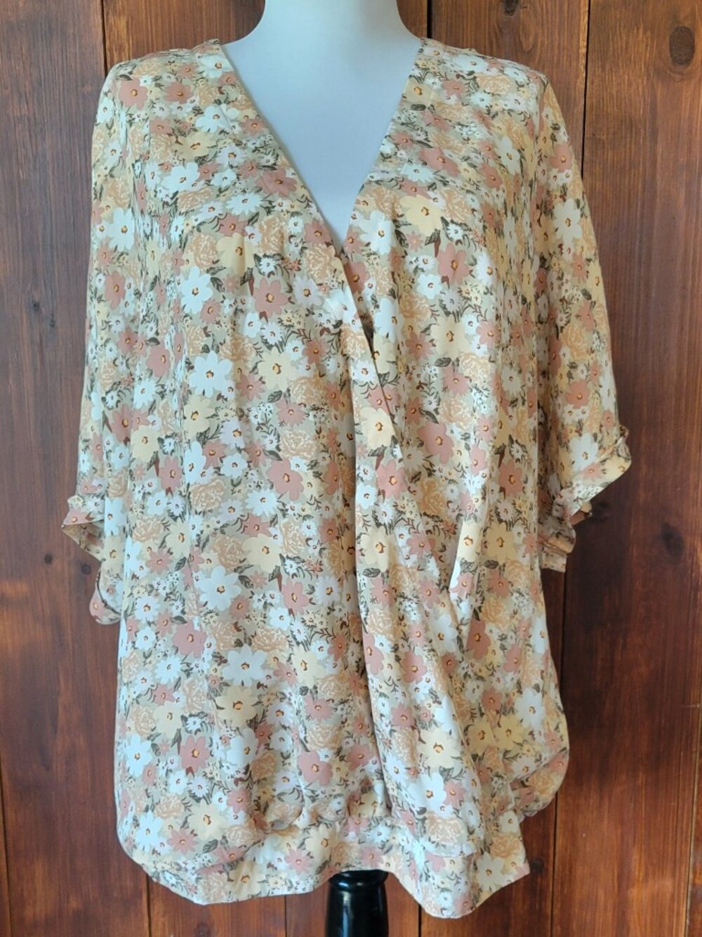 BKE Buckle Black Women XL Floral Surplice Blouse Peach Cream Bubble Hem Boho Top